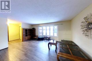 Photo 11: Spacious home with attached Garage