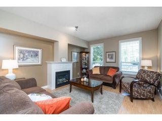 Photo 3: 7033 179A Street in Surrey: Cloverdale BC Condo for sale in "Provinceton" (Cloverdale)  : MLS®# R2392761