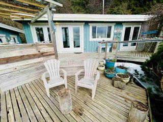 Photo 17: 2028 OCEAN BEACH Esplanade in Gibsons: Roberts Creek House for sale in "WHITAKER BEACH" (Sunshine Coast)  : MLS®# R2546949