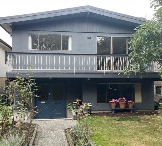 Photo 1: 977 W 20TH Avenue in Vancouver: Cambie House for sale in "Douglas Park" (Vancouver West)  : MLS®# R2750222