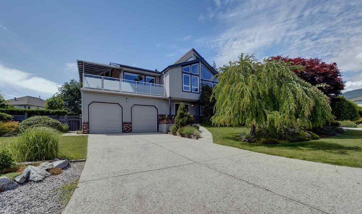 Main Photo: 503 EAGLECREST Drive in Gibsons: Gibsons & Area House for sale in "Oceanount Estates" (Sunshine Coast)  : MLS®# R2493447