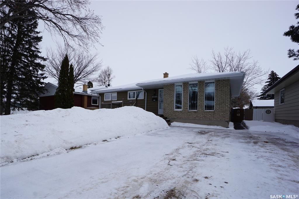 Main Photo: 4111 Elphinstone Street in Regina: Parliament Place Residential for sale : MLS®# SK917458
