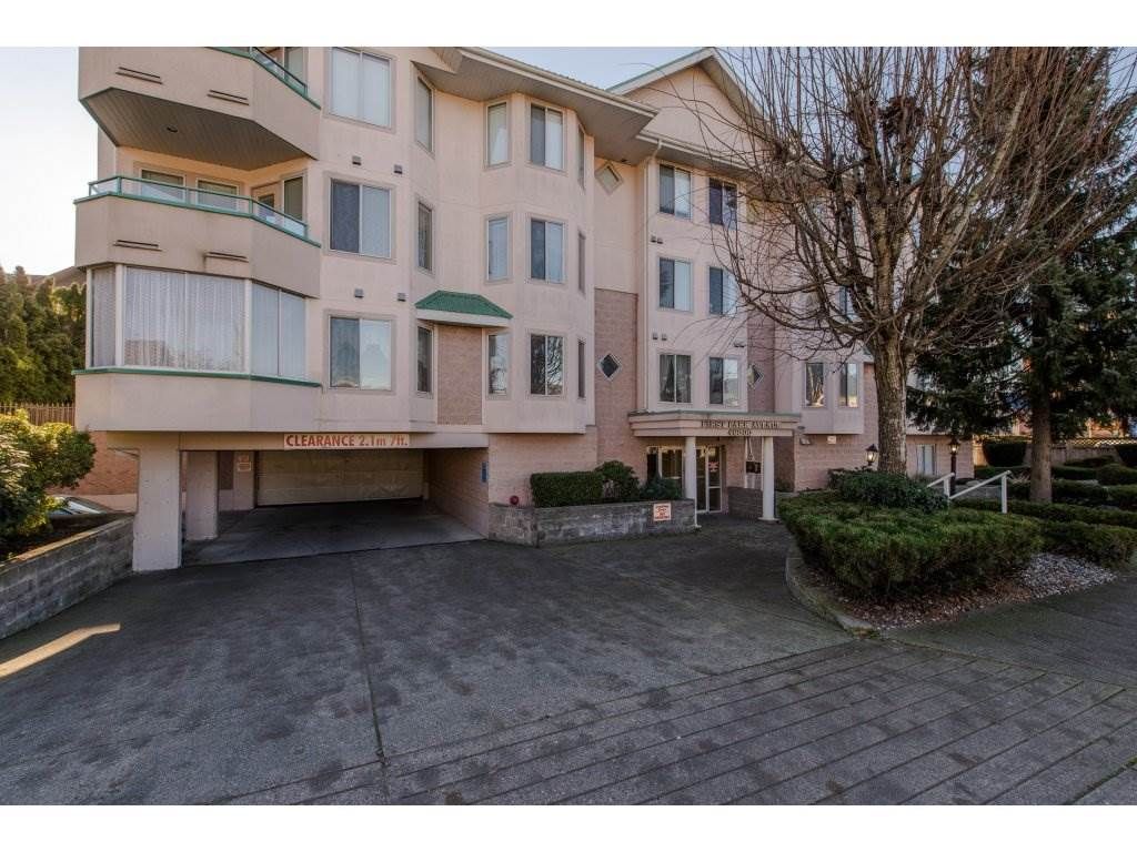 Main Photo: 301 46000 FIRST Avenue in Chilliwack: Chilliwack E Young-Yale Condo for sale in "First Park Ave" : MLS®# R2327043
