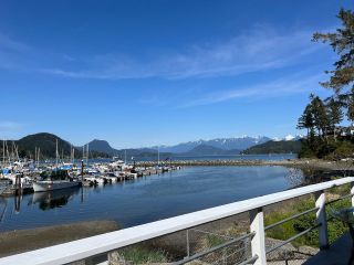 Photo 1: 650 BAY Road in Gibsons: Gibsons & Area House for sale (Sunshine Coast)  : MLS®# R2774059