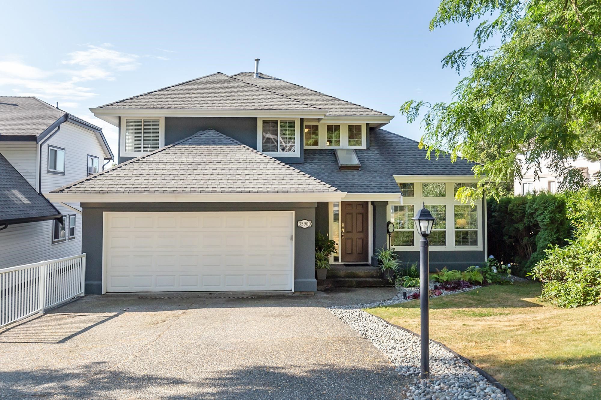 Main Photo: 35900 REGAL Parkway in Abbotsford: Abbotsford East House for sale : MLS®# R2718619