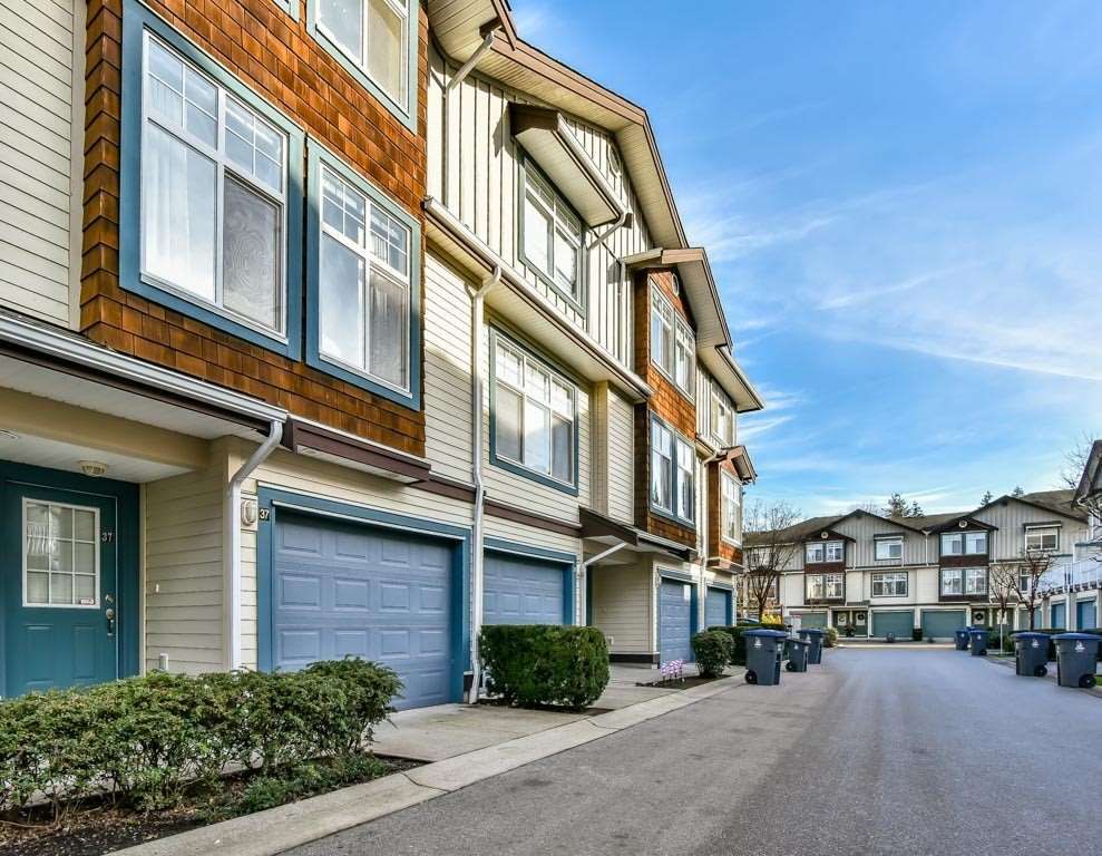 Main Photo: 37 16588 FRASER Highway in Surrey: Fleetwood Tynehead Townhouse for sale in "CASTLE PINES" : MLS®# R2227622