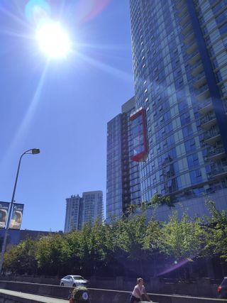 Photo 1: 118 DUNSMUIR Street in Vancouver: Downtown VW Townhouse for sale in "Spectrum4" (Vancouver West)  : MLS®# R2716900