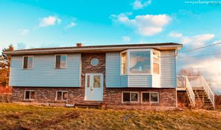 Photo 1: 6592 Highway 215 in Cheverie: 403-Hants County Residential for sale (Annapolis Valley)  : MLS®# 202200455