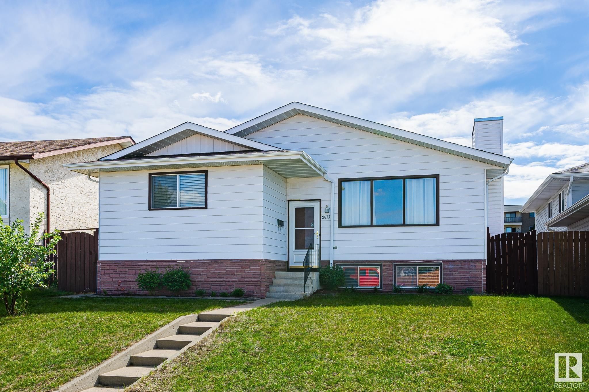 Main Photo: 2517 38A Street in Edmonton: Zone 29 House for sale : MLS®# E4299303