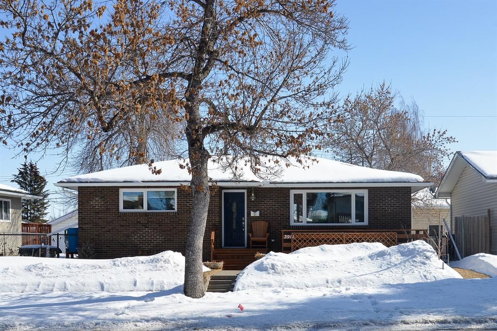 Main Photo: 3912 45 Street SW in Calgary: Glamorgan Detached for sale : MLS®# A2032106