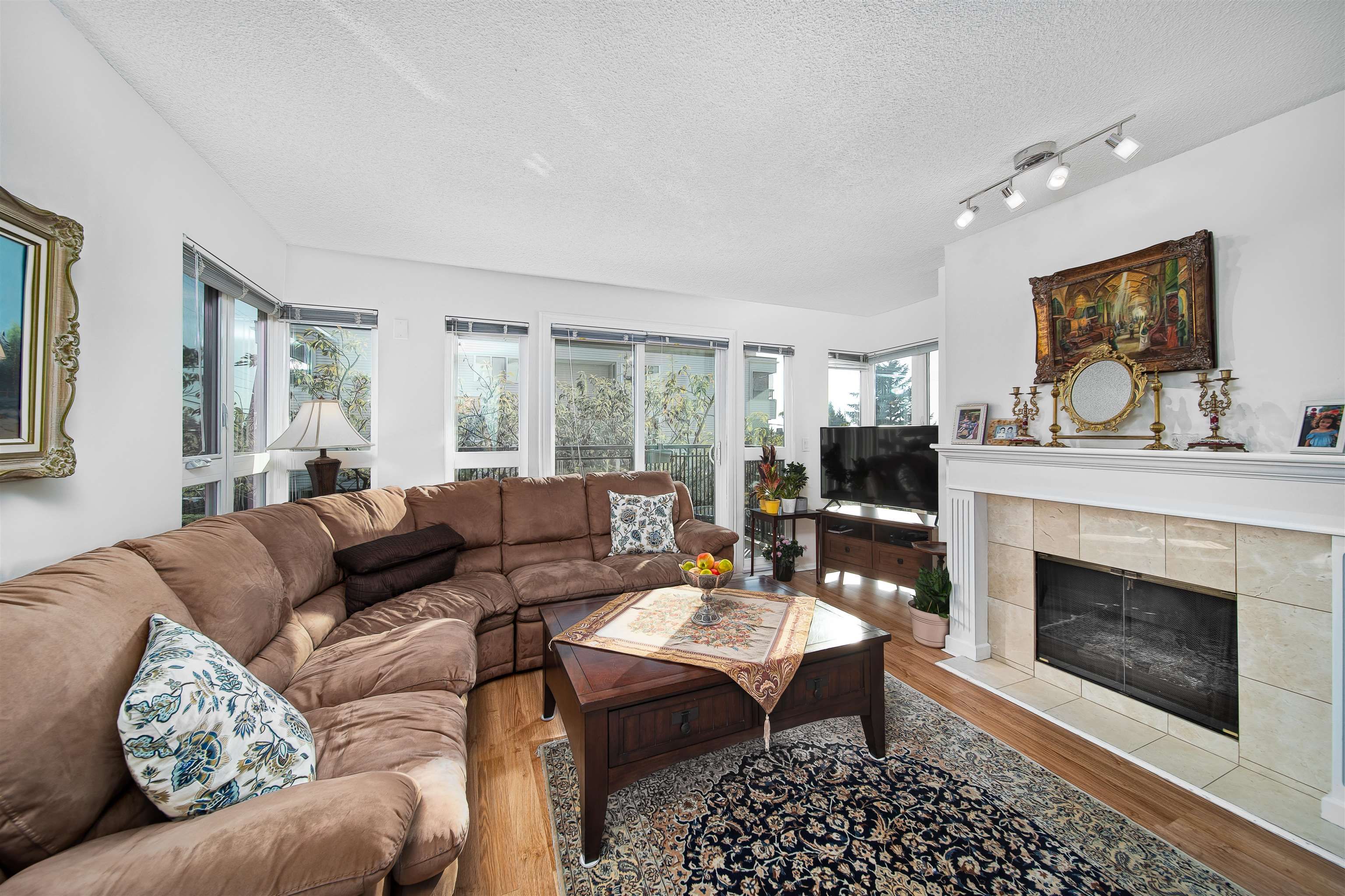 Main Photo: 205 106 W KINGS Road in North Vancouver: Upper Lonsdale Condo for sale in "KINGS COURT" : MLS®# R2759920