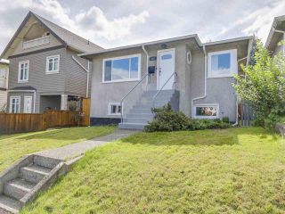 Photo 2: 718 E 12TH Avenue in Vancouver: Mount Pleasant VE House for sale (Vancouver East)  : MLS®# R2107688