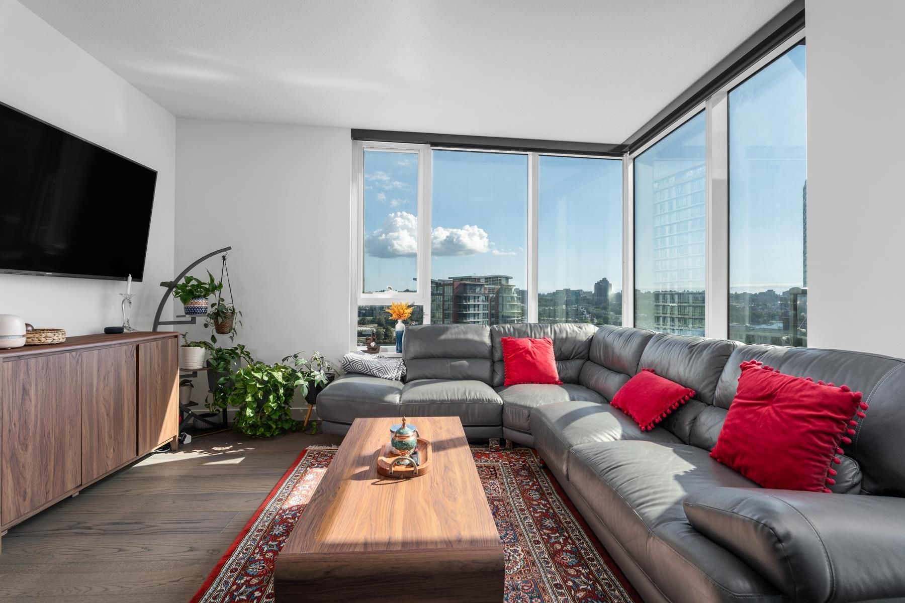 Main Photo: 1558 38 Smithe Street in vancouver: Downtown VW Condo for sale (Vancouver West)  : MLS®# R2815367