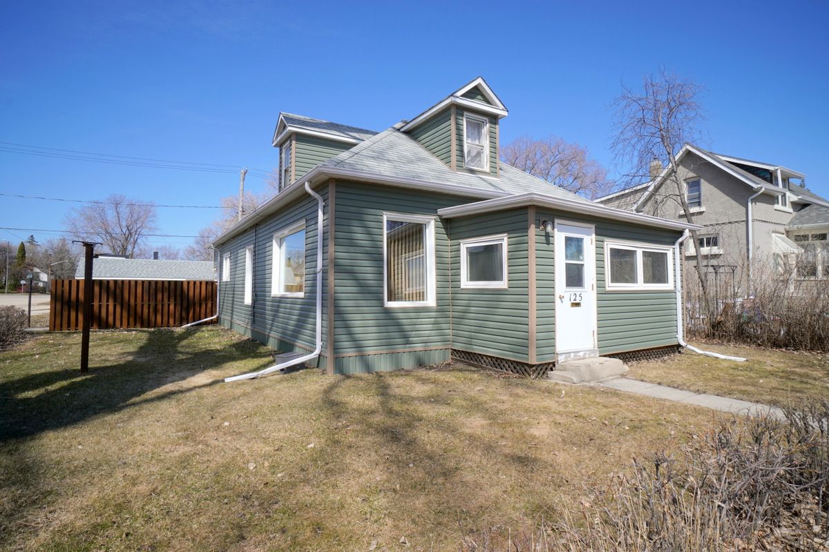 Main Photo: 125 6th St SE in Portage la Prairie: House for sale : MLS®# 202209466