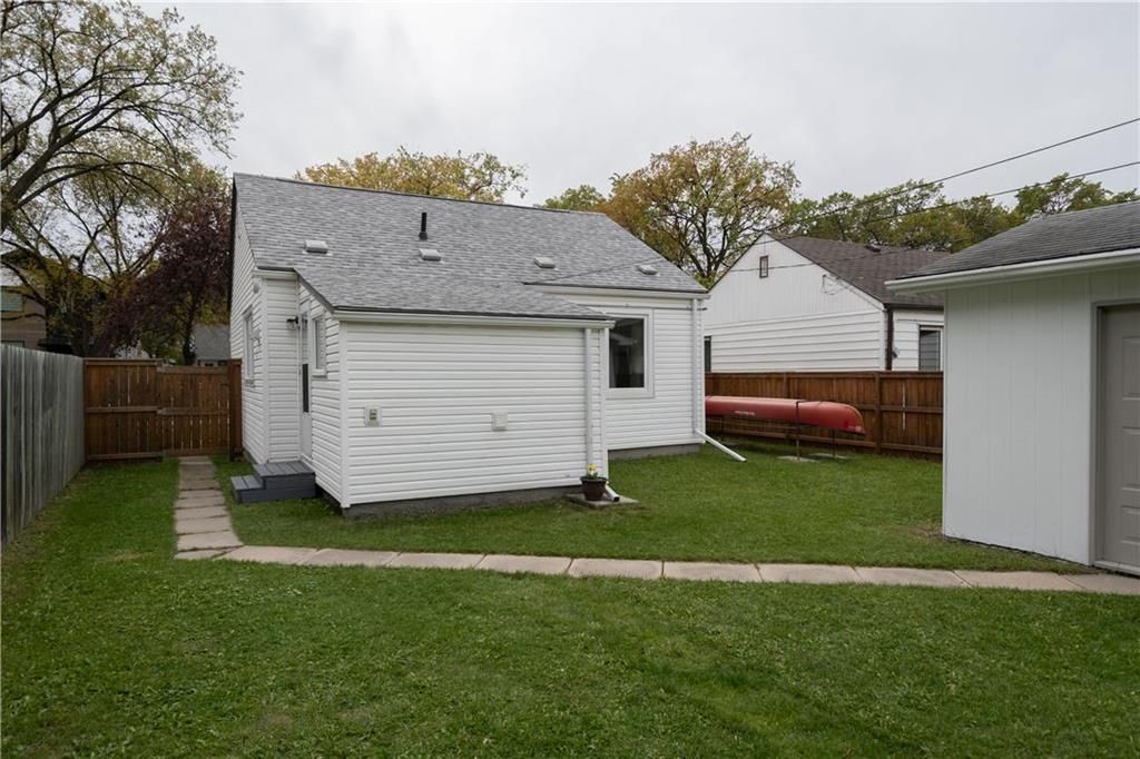 Photo 13: Photos: 1095 Dudley Avenue in Winnipeg: Residential for sale (1Bw)  : MLS®# 202123257