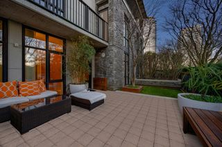 Photo 3: 595 BEACH Crescent in Vancouver: Yaletown Townhouse for sale in "Two Parkwest" (Vancouver West)  : MLS®# R2884155