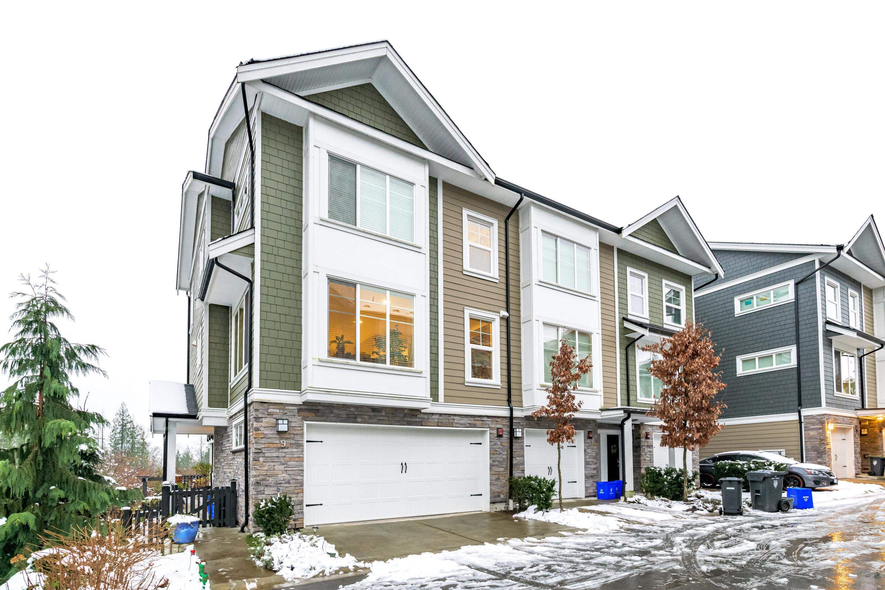 Main Photo: 9 21150 76A Avenue in Langley: Willoughby Heights Townhouse for sale in "Hutton" : MLS®# R2637858