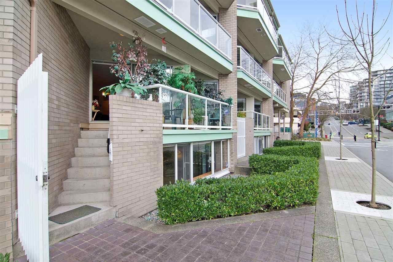 Main Photo: 3103 33 CHESTERFIELD Place in North Vancouver: Lower Lonsdale Condo for sale in "Harbourview Park" : MLS®# R2037524