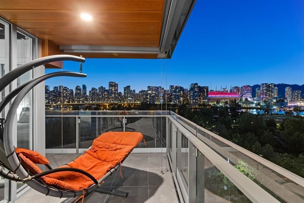Main Photo: 911 1768 COOK Street in Vancouver: False Creek Condo for sale in "AVENUE ONE" (Vancouver West)  : MLS®# R2770657
