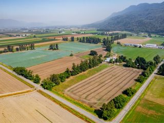 Photo 1: 39839 WELLS LINE Road in Abbotsford: Sumas Prairie House for sale : MLS®# R2722816