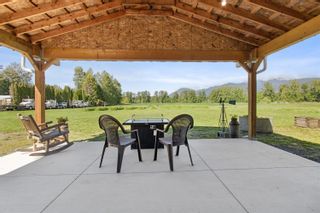 Photo 6: 10133 YOUNG Road in Chilliwack: Fairfield Island House for sale : MLS®# R2882677
