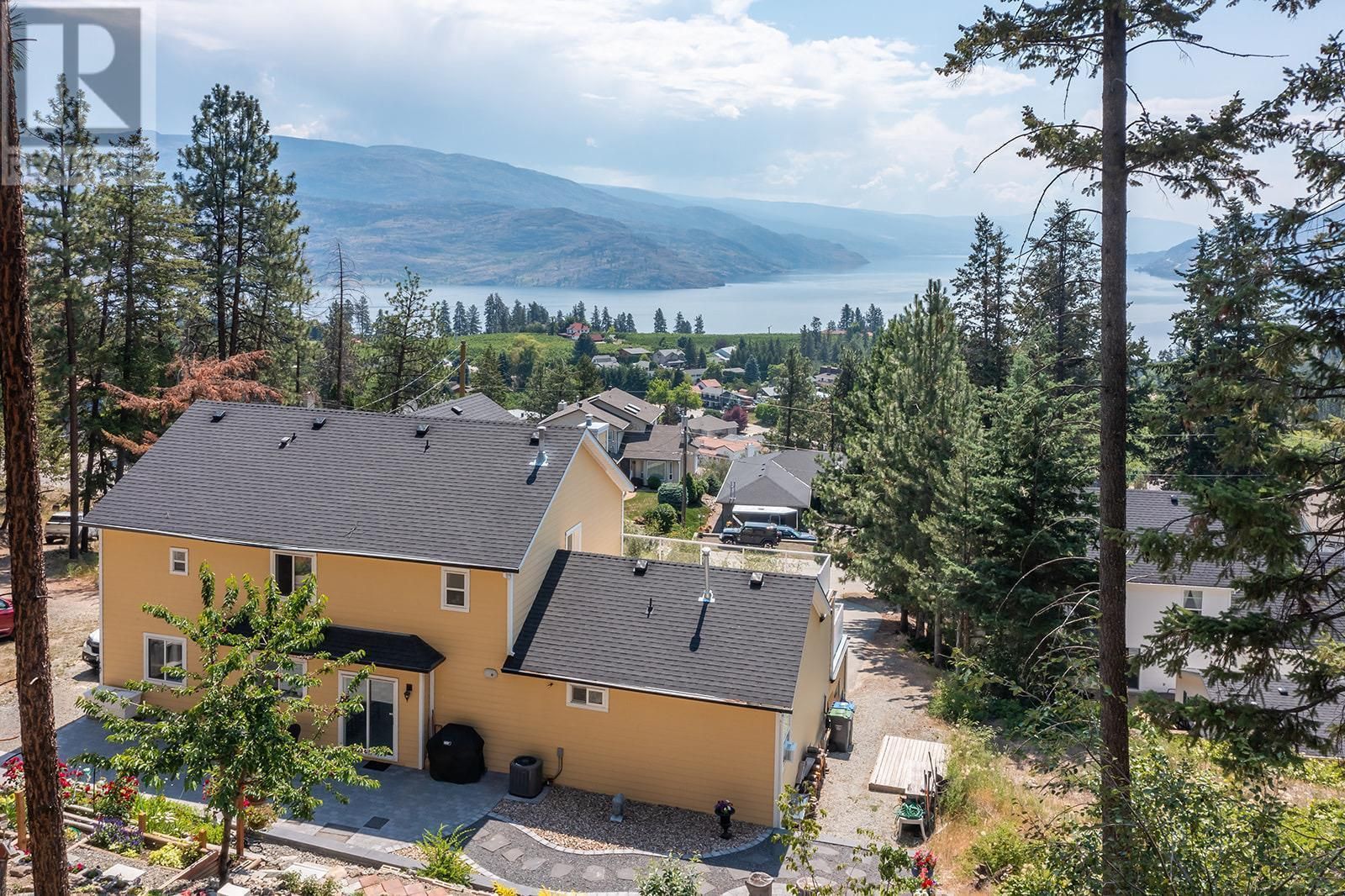 Main Photo: 6268 Thompson Drive, in Peachland: House for sale : MLS®# 10284579