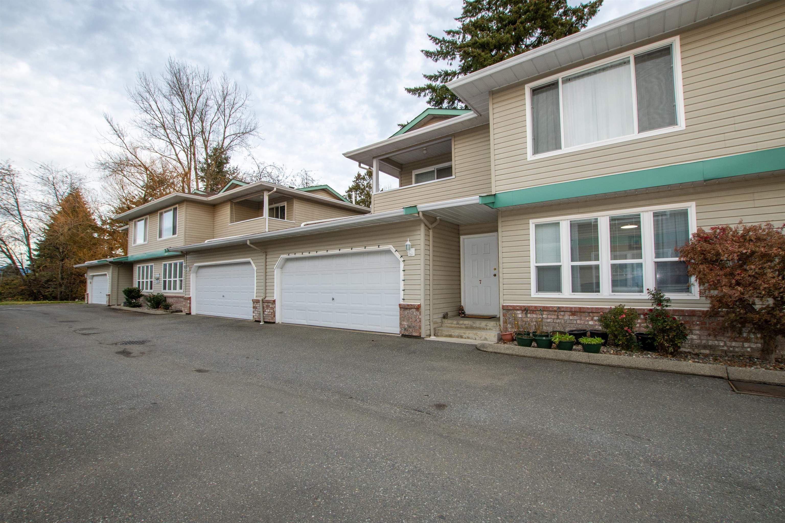 Main Photo: 7 46209 CESSNA Drive in Chilliwack: H911 Townhouse for sale : MLS®# R2739224