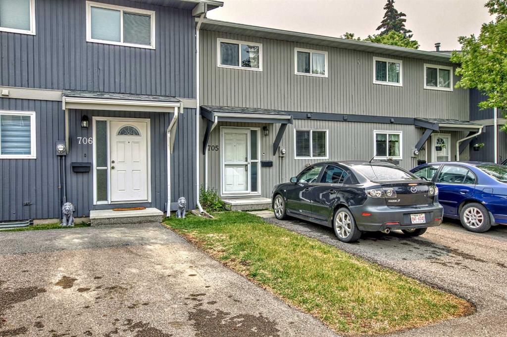 Main Photo: 705 120 Silvercreek Close NW in Calgary: Silver Springs Row/Townhouse for sale : MLS®# A2058224