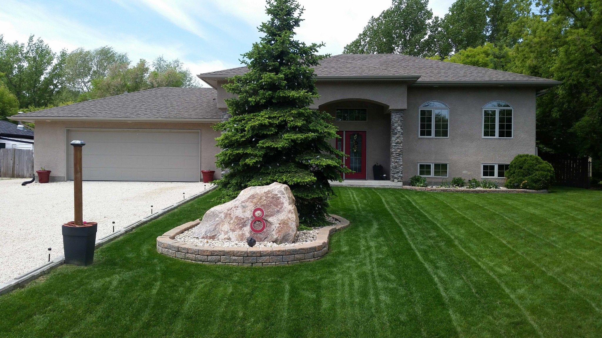 IMPRESSIVE CURB APPEAL! Fantastic custom built 3 bedroom 3 level split open concept home, AT2 & DT2 on beautifully landscaped 100x153 mature treed lot in Town of Oakbank.