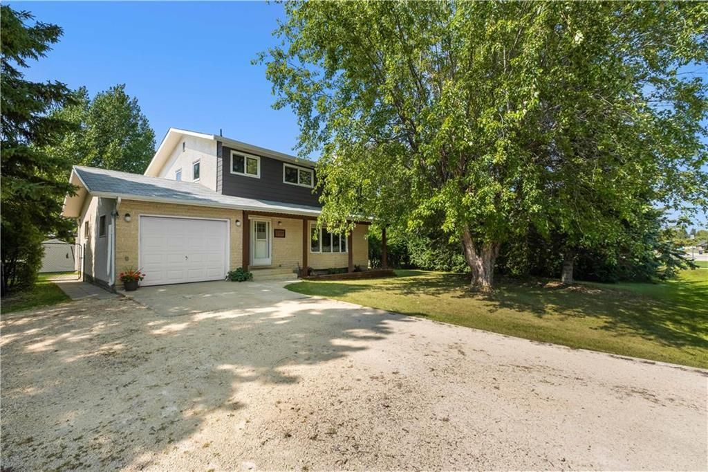 Main Photo: 572 BALSAM Crescent in Oakbank: House for sale : MLS®# 202324911