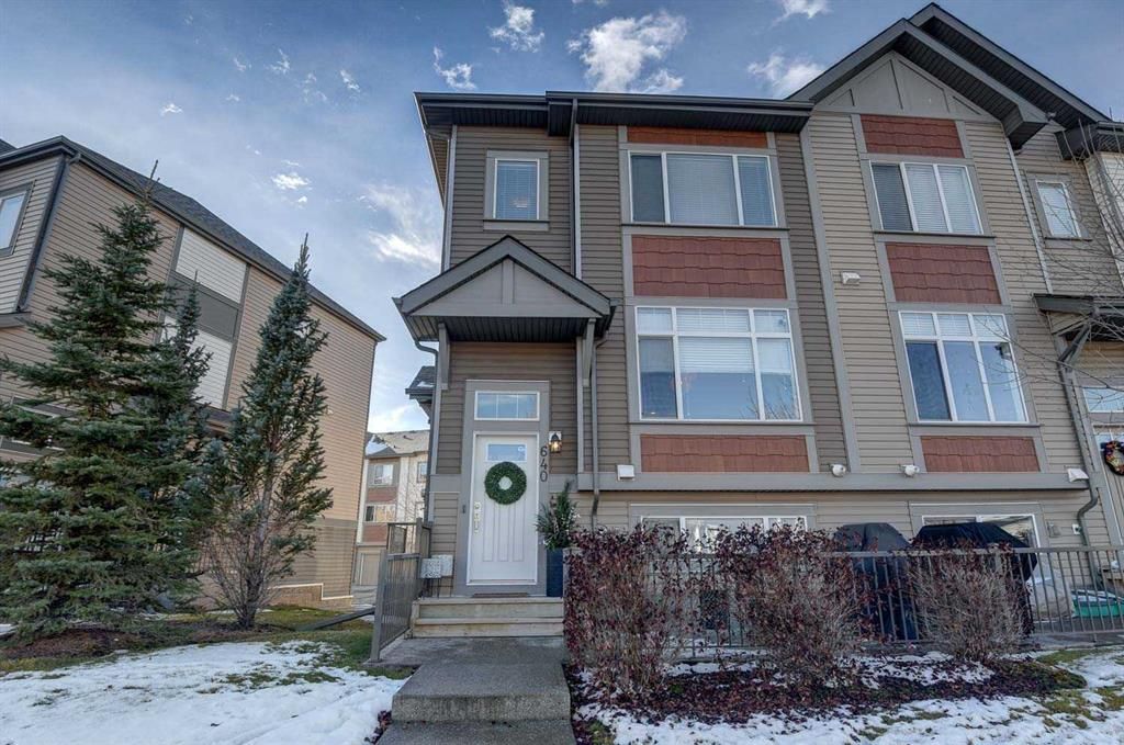 Main Photo: 640 Copperpond Boulevard SE in Calgary: Copperfield Row/Townhouse for sale : MLS®# A2091633