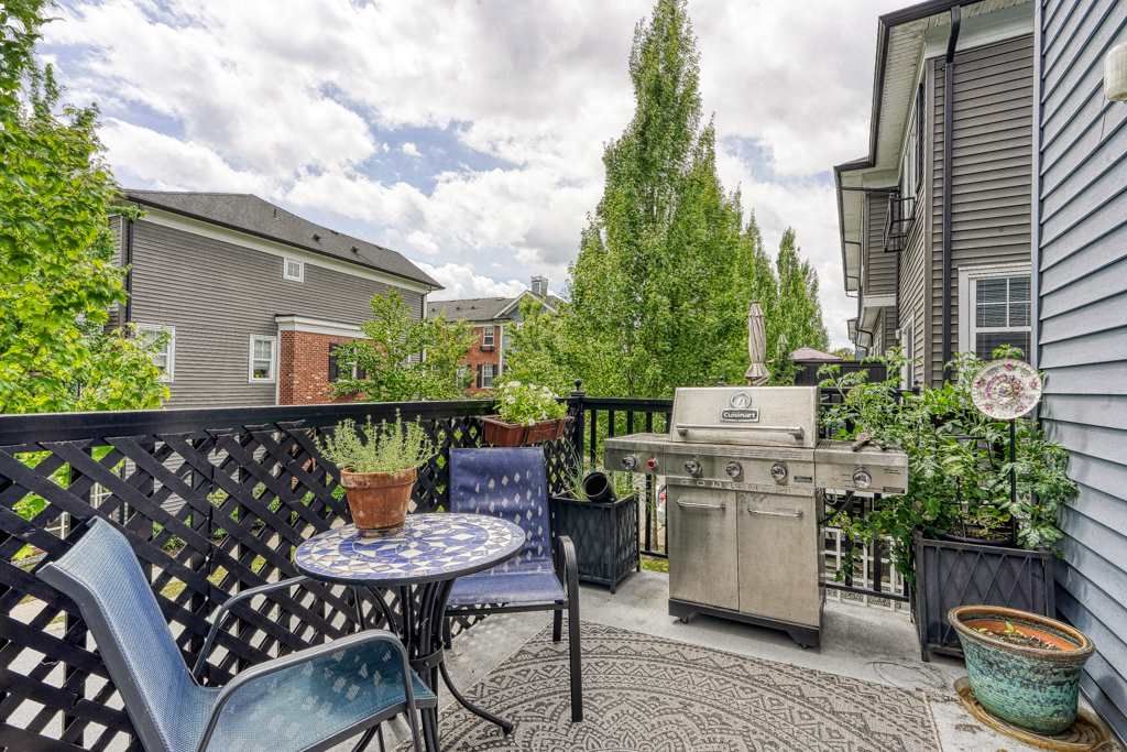 Photo 18: Photos: 5 19572 FRASER Way in Pitt Meadows: South Meadows Townhouse for sale in "Coho II" : MLS®# R2382710