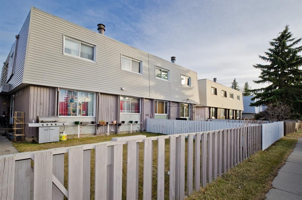 Main Photo: 2 6416 4A Street NE in Calgary: Thorncliffe Row/Townhouse for sale : MLS®# A1053166