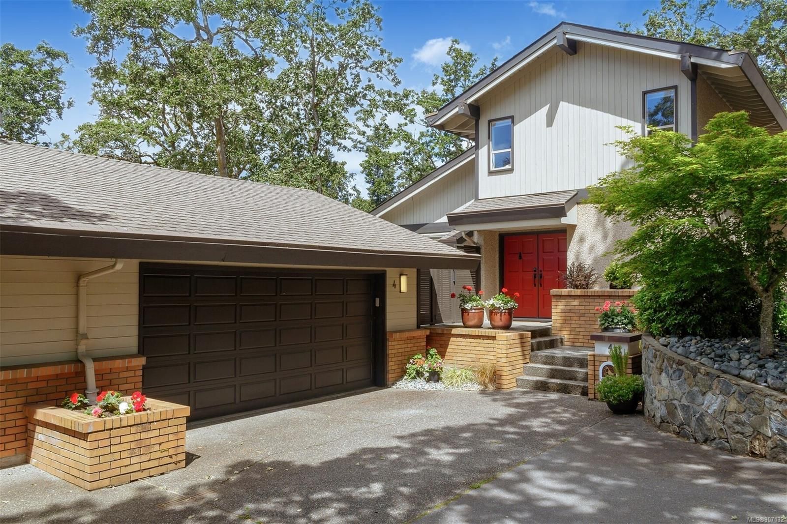 Main Photo: 4 909 Carolwood Dr in Saanich: SE Broadmead Row/Townhouse for sale (Saanich East)  : MLS®# 907132
