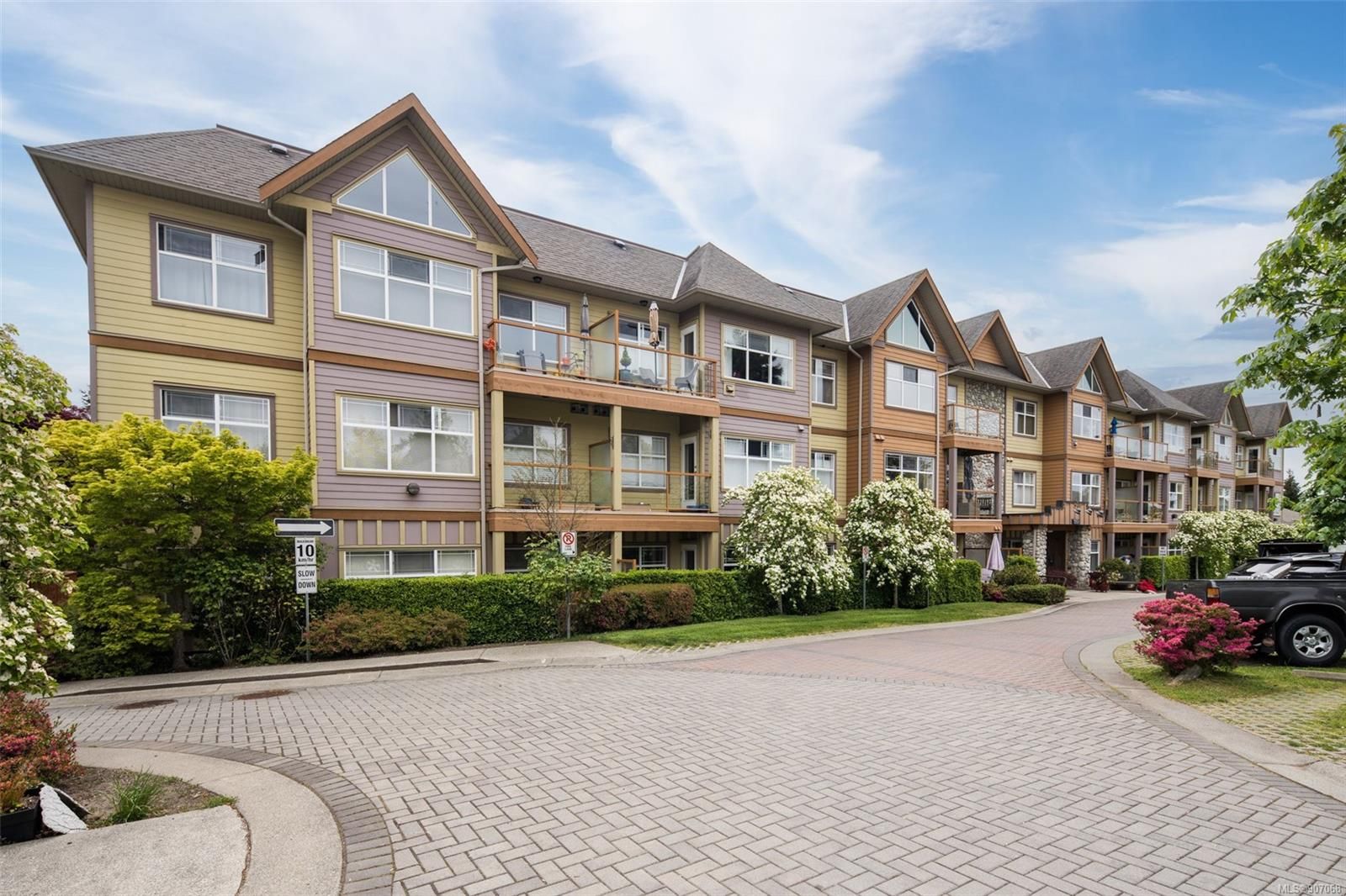 Main Photo: 205 1959 Polo Park Crt in Central Saanich: CS Saanichton Condo for sale : MLS®# 907068