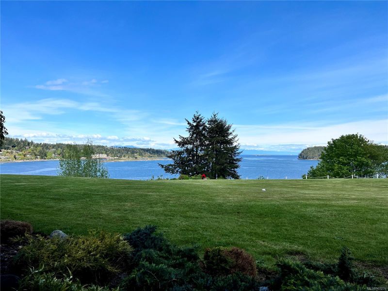 FEATURED LISTING: 107 - 2562 Departure Bay Rd Nanaimo