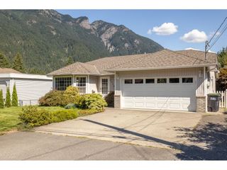 Photo 1: 21102 LAKEVIEW Crescent in Hope: Hope Kawkawa Lake House for sale : MLS®# R2612402