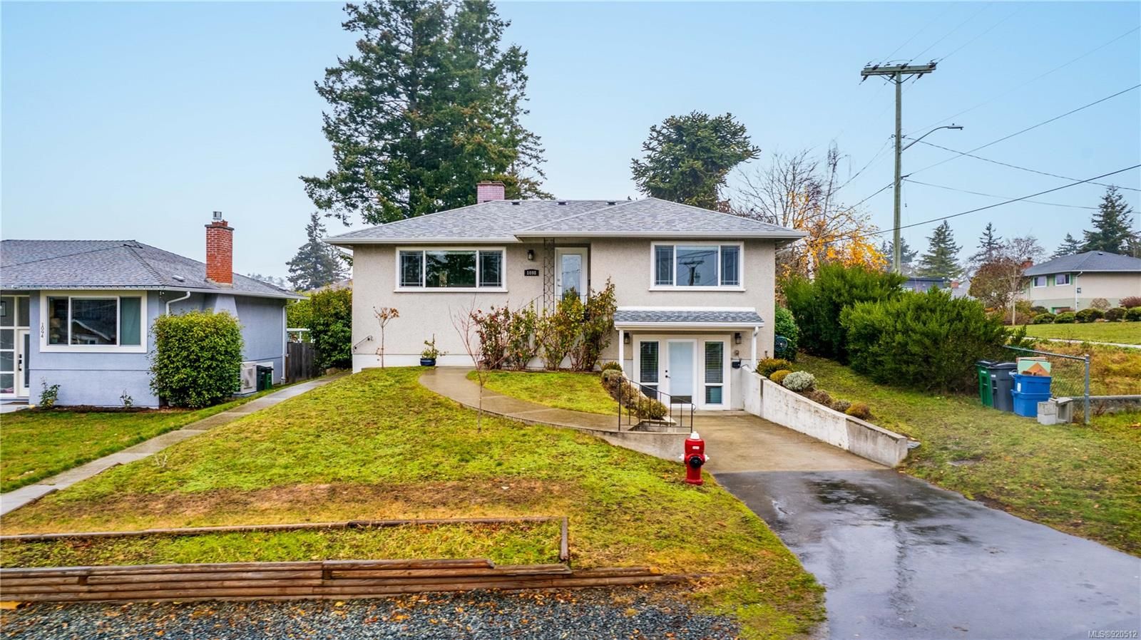 Main Photo: 1098 Willow St in Saanich: SE Lake Hill House for sale (Saanich East)  : MLS®# 920512