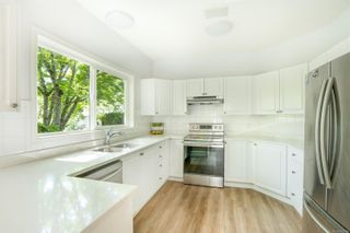 Photo 2: 12 1063 Valewood Trail in Saanich: SE Broadmead Row/Townhouse for sale (Saanich East)  : MLS®# 932798