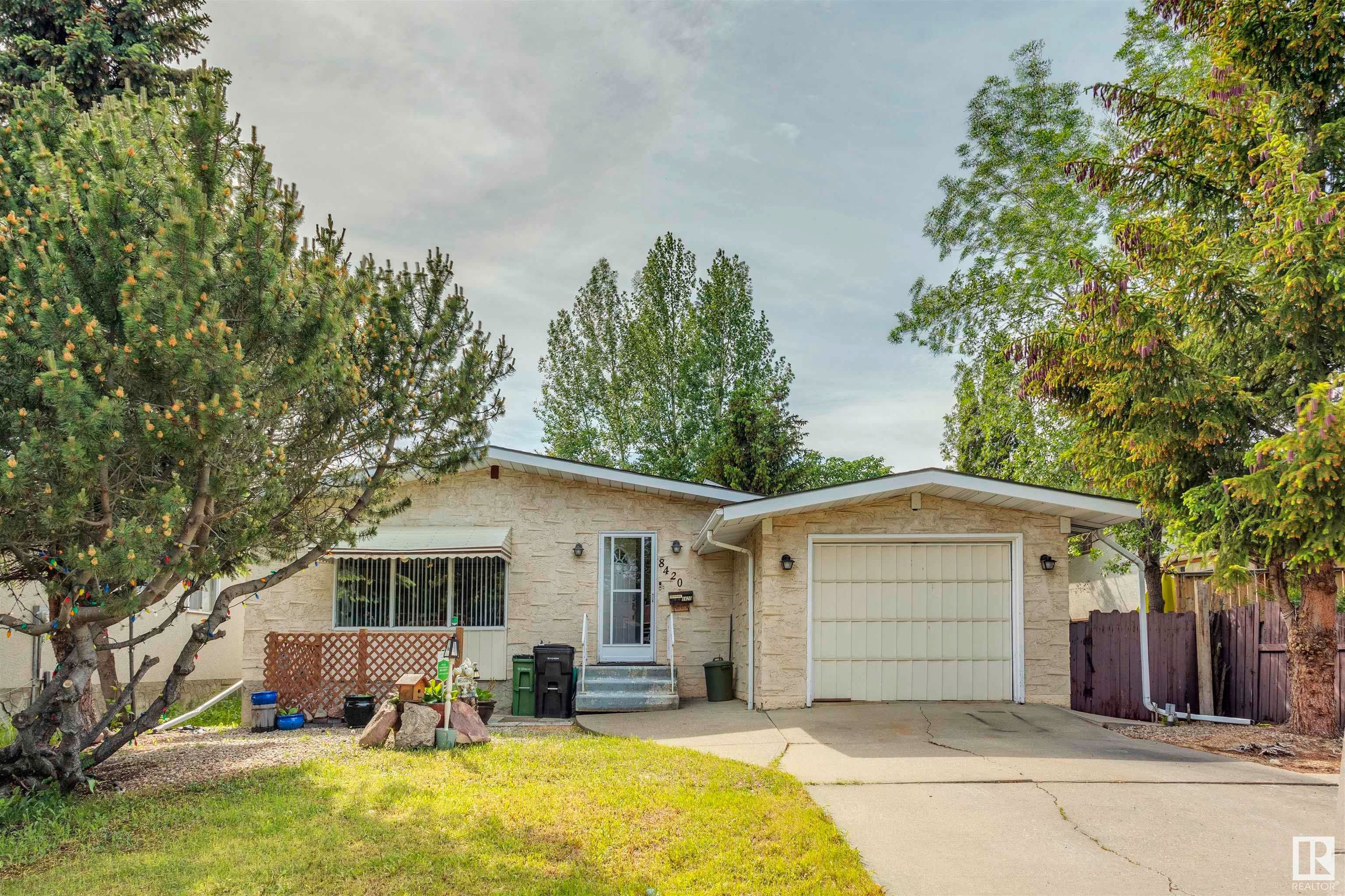 Main Photo: 8420 177A Street in Edmonton: Zone 20 House for sale : MLS®# E4300375