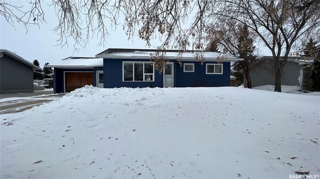 Main Photo: 405 3rd Street North in Wakaw: Residential for sale : MLS®# SK914538