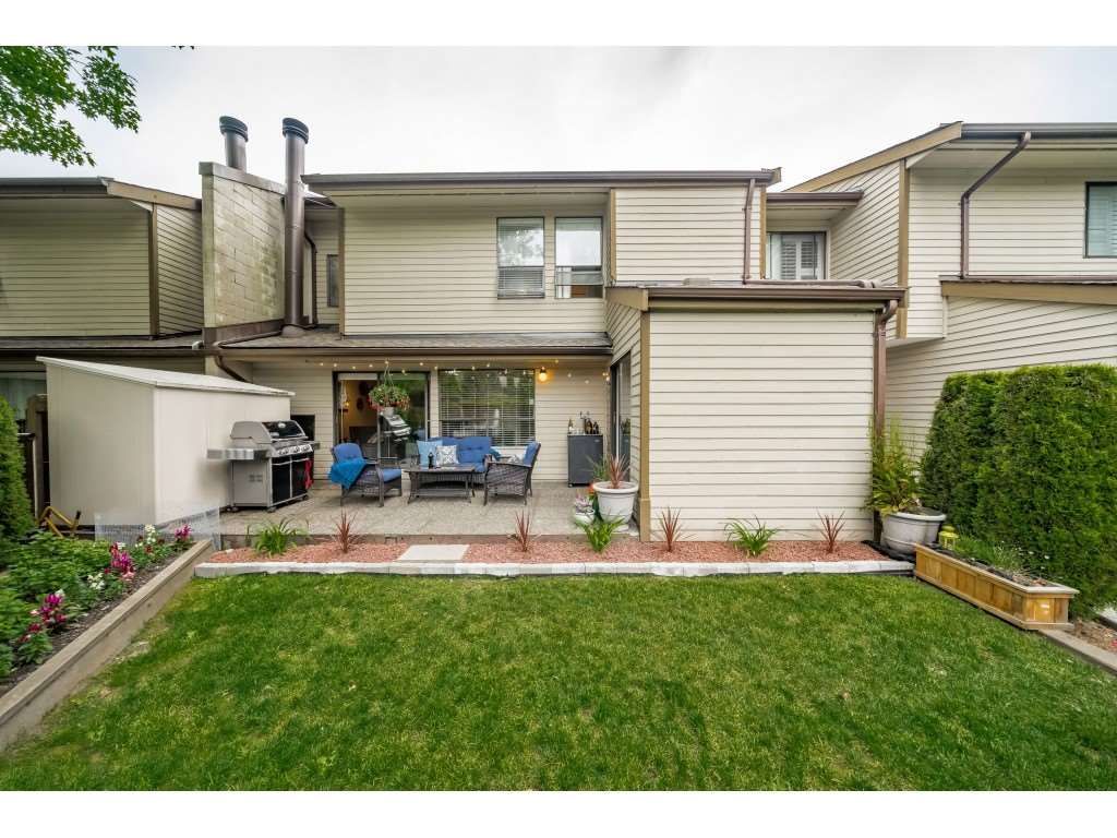 Main Photo: 40 9101 FOREST GROVE Drive in Burnaby: Forest Hills BN Townhouse for sale in "ROSSMOOR" (Burnaby North)  : MLS®# R2374547
