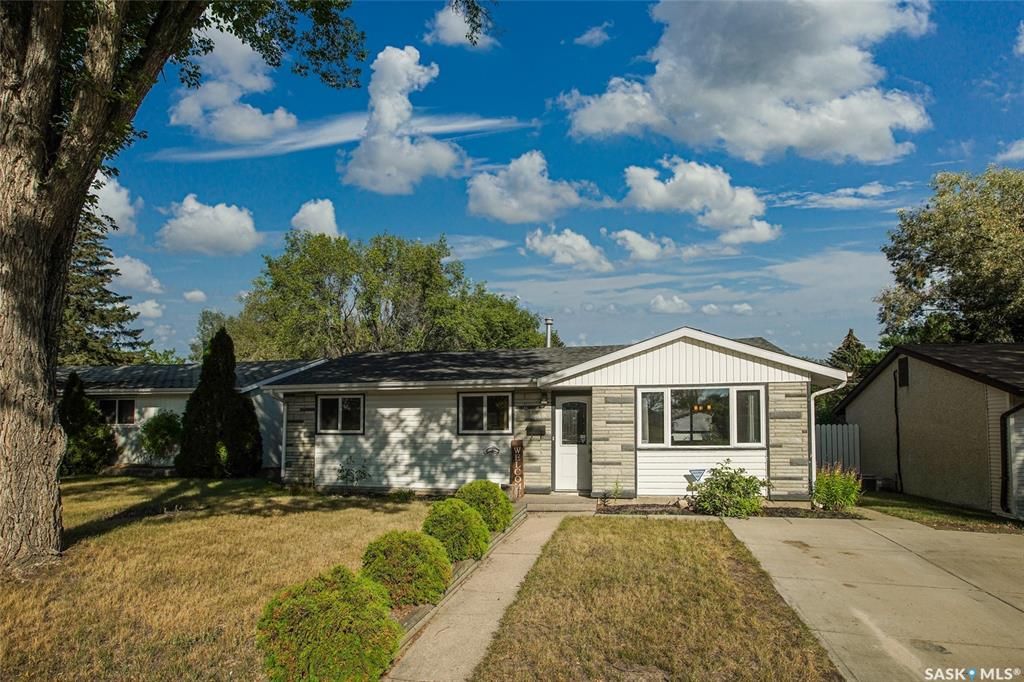 Main Photo: 414 Witney Avenue North in Saskatoon: Mount Royal SA Residential for sale : MLS®# SK907708