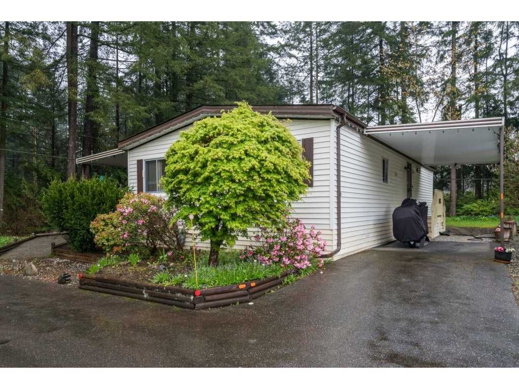 Main Photo: 203 20071 24 Avenue in Langley: Brookswood Langley Manufactured Home for sale in "Fernridge Park" : MLS®# R2161731