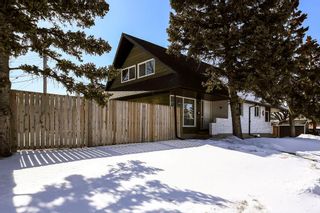 Photo 1: 123 60 Avenue NE in Calgary: Thorncliffe Semi Detached (Half Duplex) for sale : MLS®# A2032816