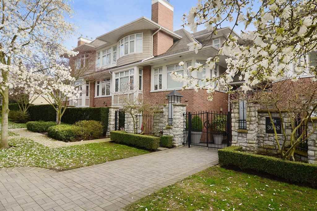 Main Photo: 306 3088 W 41ST Avenue in Vancouver: Kerrisdale Condo for sale in "THE LANESBOROUGH" (Vancouver West)  : MLS®# R2339683