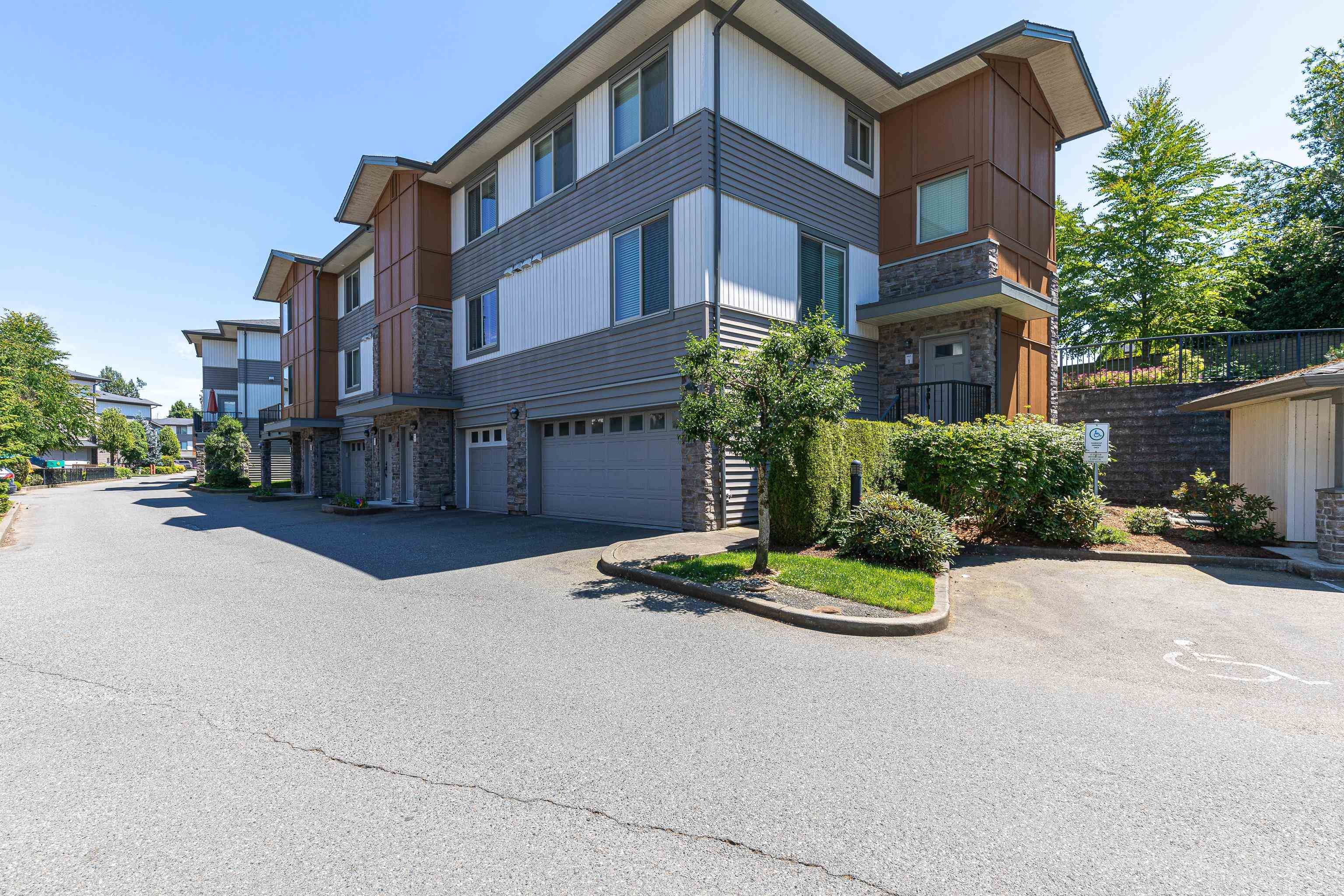 Main Photo: 1 34248 KING Road in Abbotsford: Poplar Townhouse for sale in "ARGYLE" : MLS®# R2708840