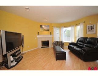 Photo 4: 207 16233 82ND Avenue in Surrey: Fleetwood Tynehead Townhouse for sale in "Orchards" : MLS®# F2918236