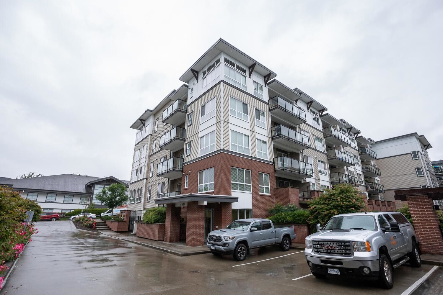 Main Photo: 101 6468 195A Street in Surrey: Clayton Condo for sale in "YALE BLOC" (Cloverdale)  : MLS®# R2790355