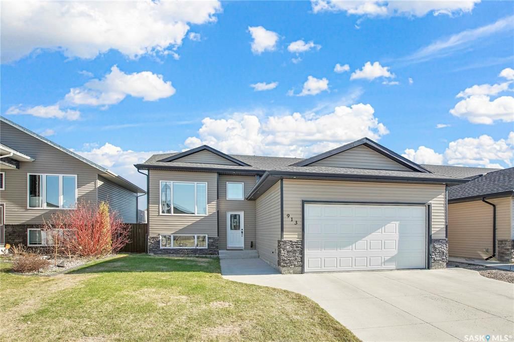 Main Photo: 913 Stony Crescent in Martensville: Residential for sale : MLS®# SK929422